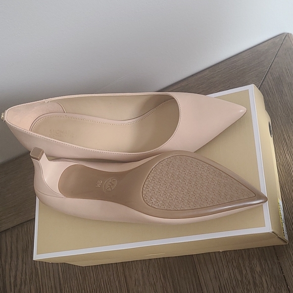 Michael Kors kitten pump in nude 9m - Picture 2 of 3